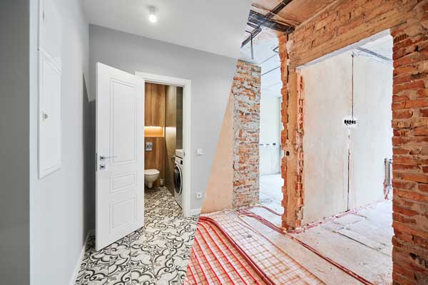 Altbausanierung im Innenbereich mit freigelegtem Mauerwerk und moderner Haustechnik durch Rada Bau